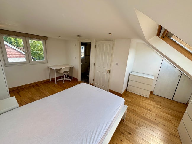 1 Double Room Available 30/11 Wimbledon Park  Main Photo