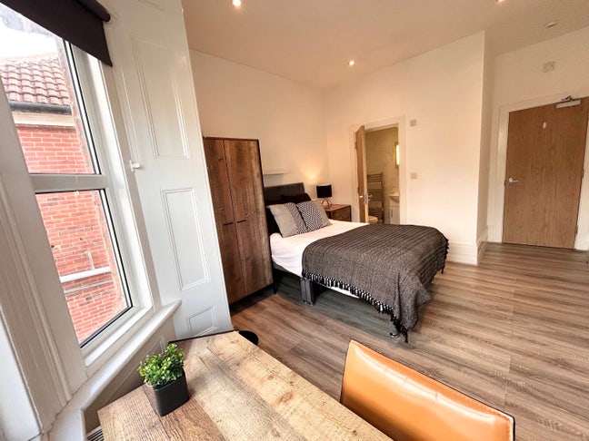 Large En-suite Room - SO14 Main Photo