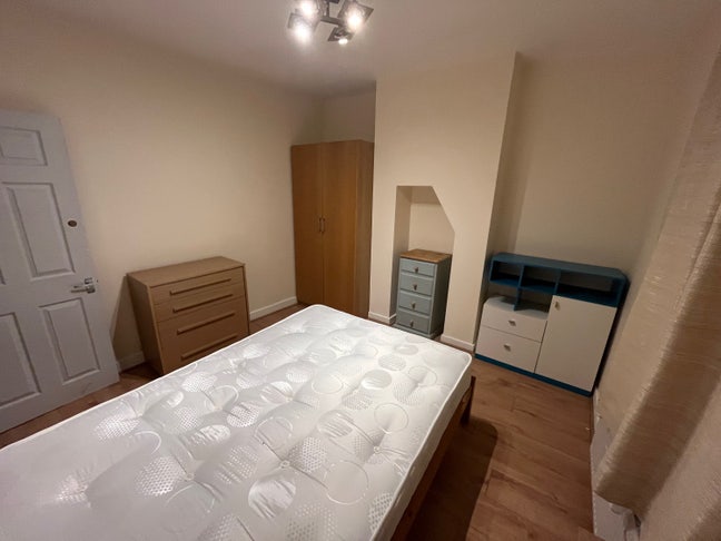 Nice spacious double room near town centre  Main Photo