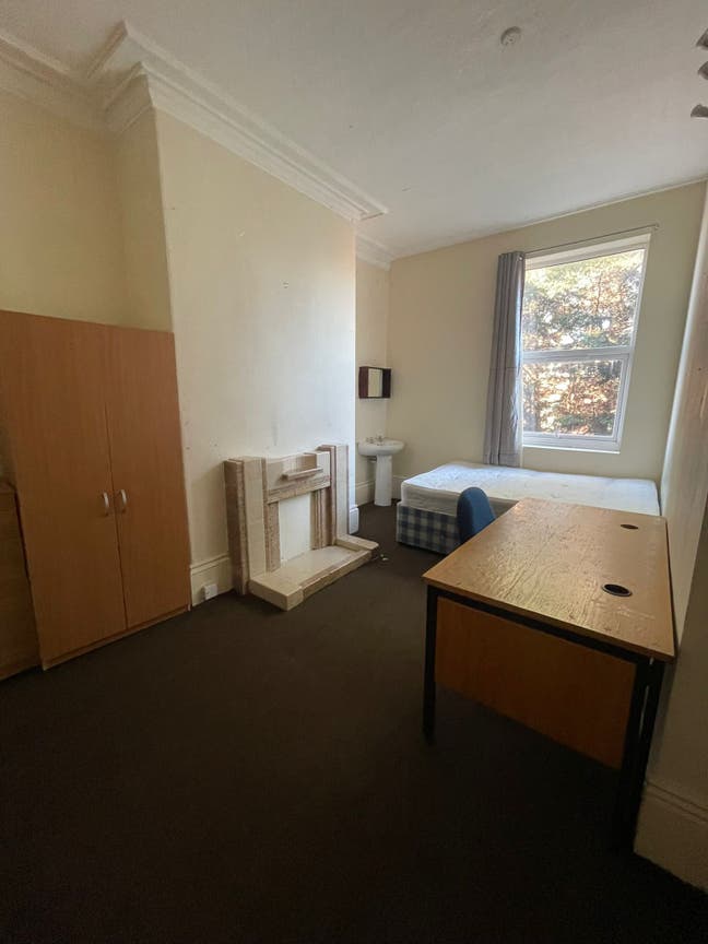 Attention All- Double Bedroom In LS6  Main Photo