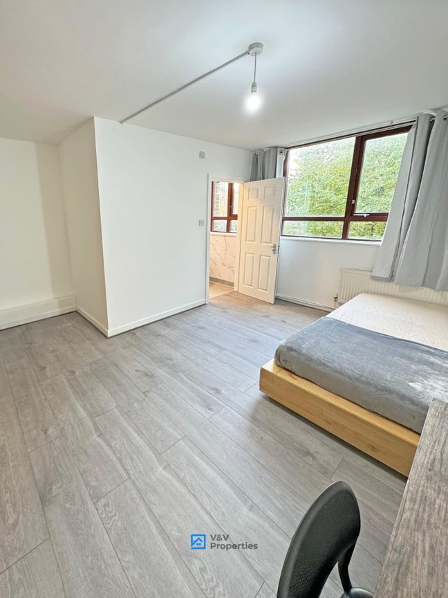 🏩3 Rooms - Prime Location - Cleaning Provided Main Photo