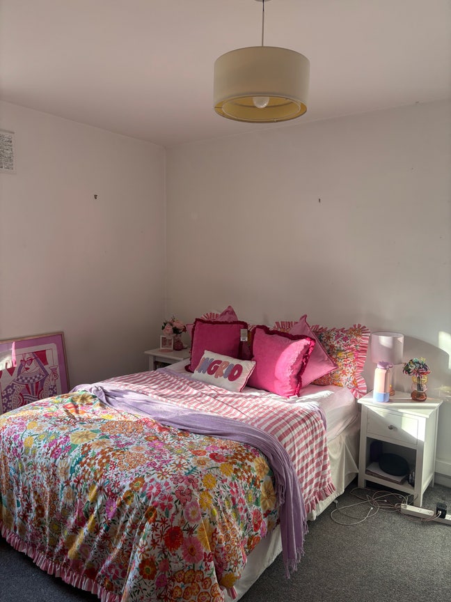 Large Double room in girly clapham flat Main Photo