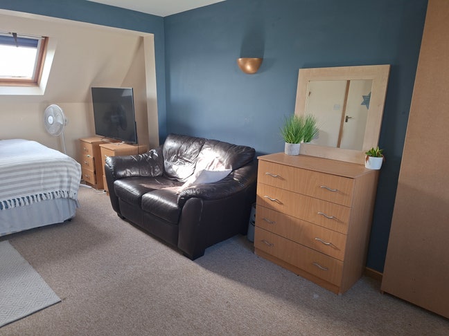 Luxury Room to Rent,  Ensuite,  off-Road Parking Main Photo