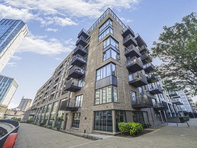 Stunning 2 bed/2 bath, gym/ concierge/balcony, E15 Main Photo