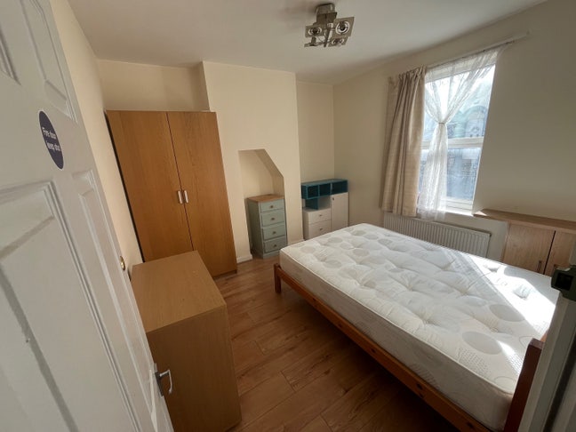 Nice spacious double room near town centre  Main Photo