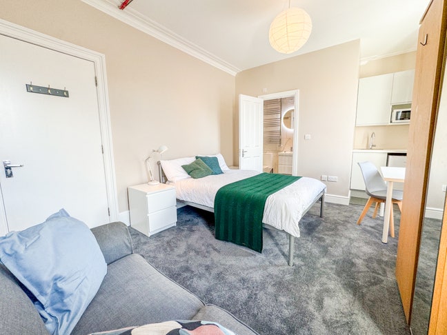 Spacious Ensuite Studio w/ Kitchenette –Bills Inc. Main Photo