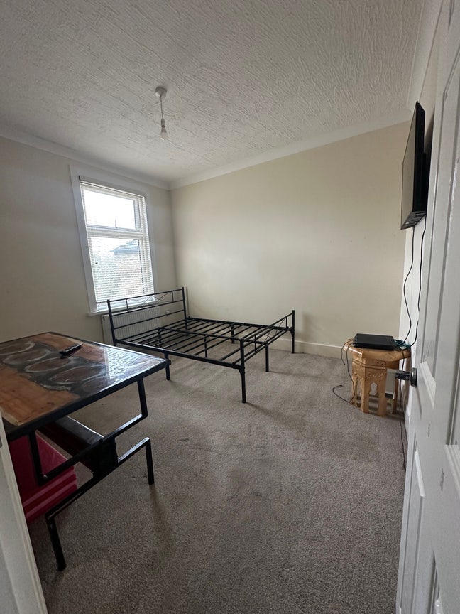 Spacious Double Room and Excellent Transport Links Main Photo