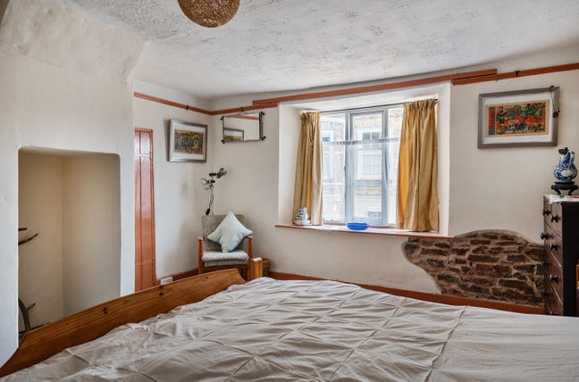 Spacious bedroom in cottage  Main Photo