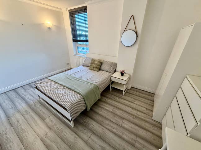 Spacious double room at Crossharbour DLR Main Photo