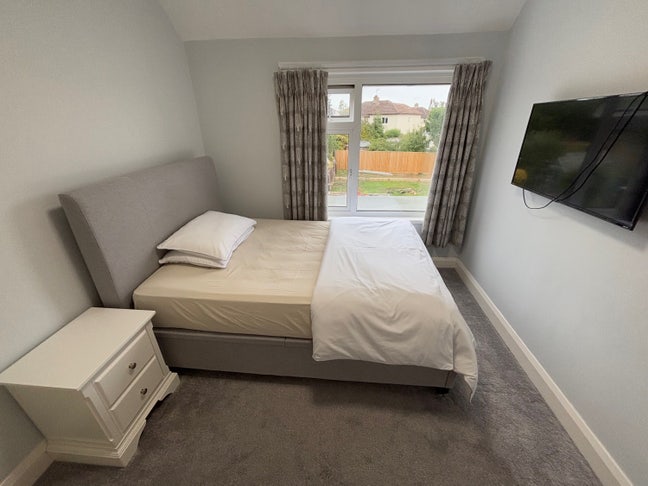 Stylish , Cosy Room Overlooking the Garden  Main Photo