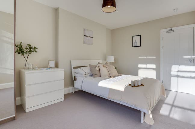 Bright Bedroom in Amazing Ealing Broadway Location Main Photo