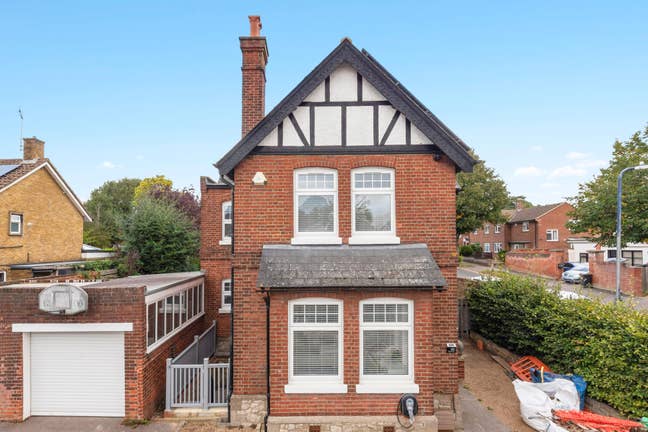 New Luxurious Property 5 min walk from town centre Main Photo