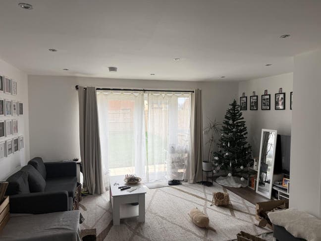  Spacious 4-Bed Home – Whole Floor to Yourself!  Main Photo