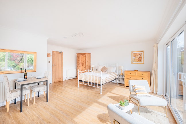  Luxury Studio Apartment | Elegant Edwardian House Main Photo