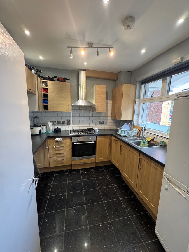 Spacious double room available  Main Photo
