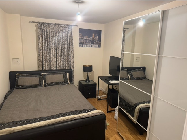 Spacious double room to let Main Photo
