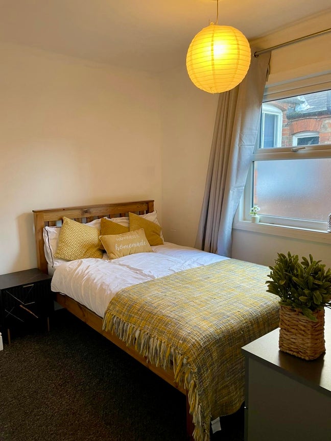 ENSUITE on Stretton Road - short walk to town Main Photo