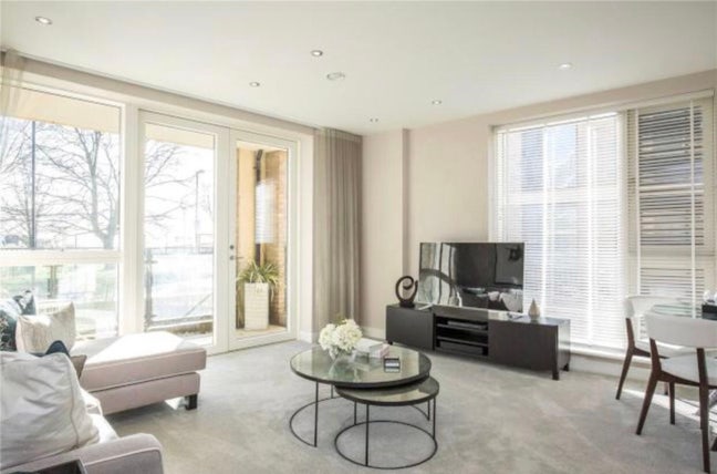 En-suite large double room, fully furnished, new  Main Photo