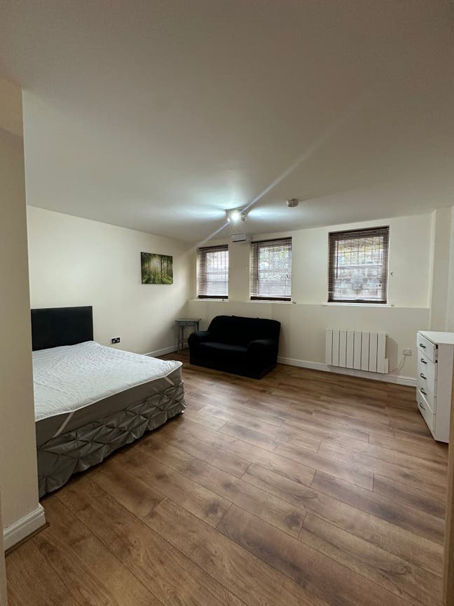Large Studio Flat  Main Photo