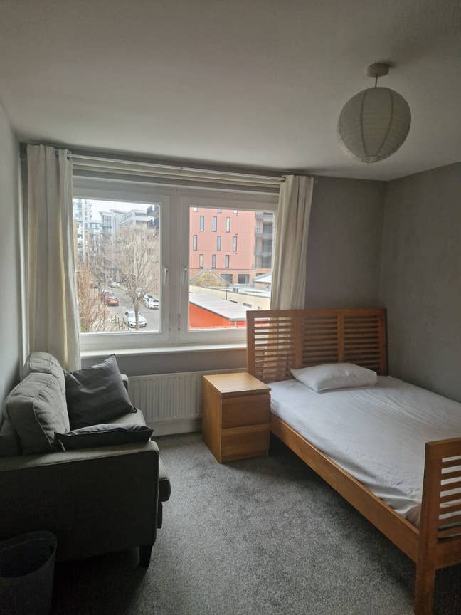 Spacious Single Room – 4 Min from Devons Road DLR  Main Photo