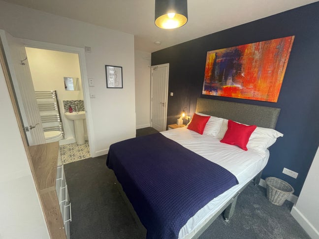 Recent Refurb * West St * Beautiful! * Ensuites Main Photo