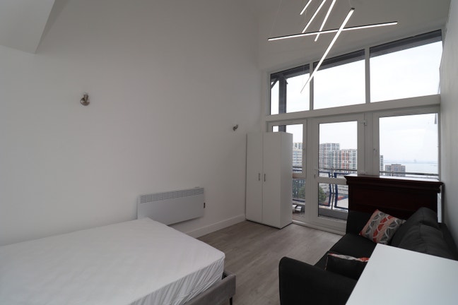 Luxury High Floor Flat Next to Elizabeth Line Main Photo