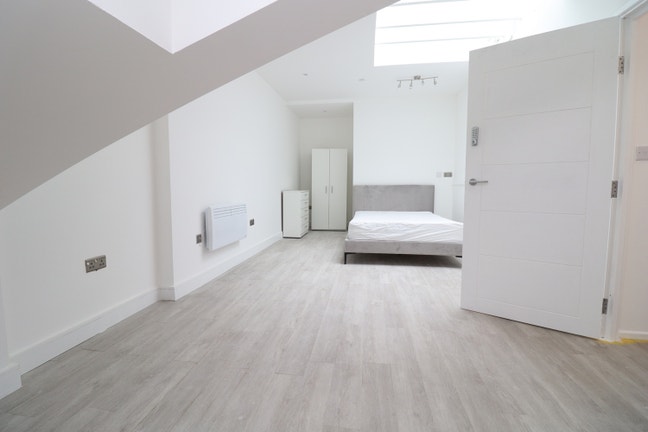 Luxury High Floor Flat Next to Elizabeth Line Main Photo