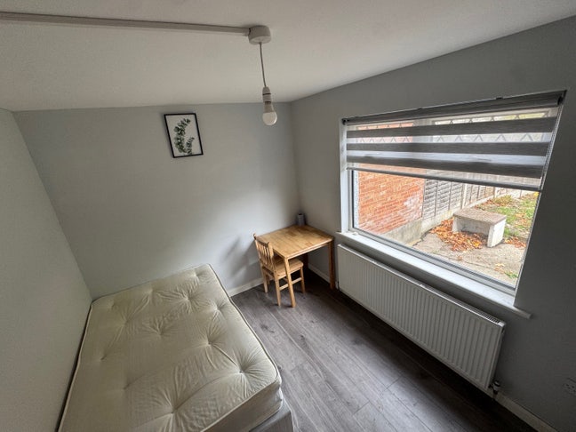 Bright Furnished Room Available in Southgate Main Photo