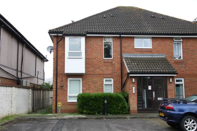 Amazing Studio Flat to Rent in Colliers Woods/ CR4 Main Photo