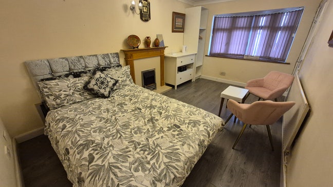 Spacious Double Room in a shared house Main Photo