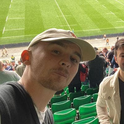 Professional Male seeks a double room Main Photo