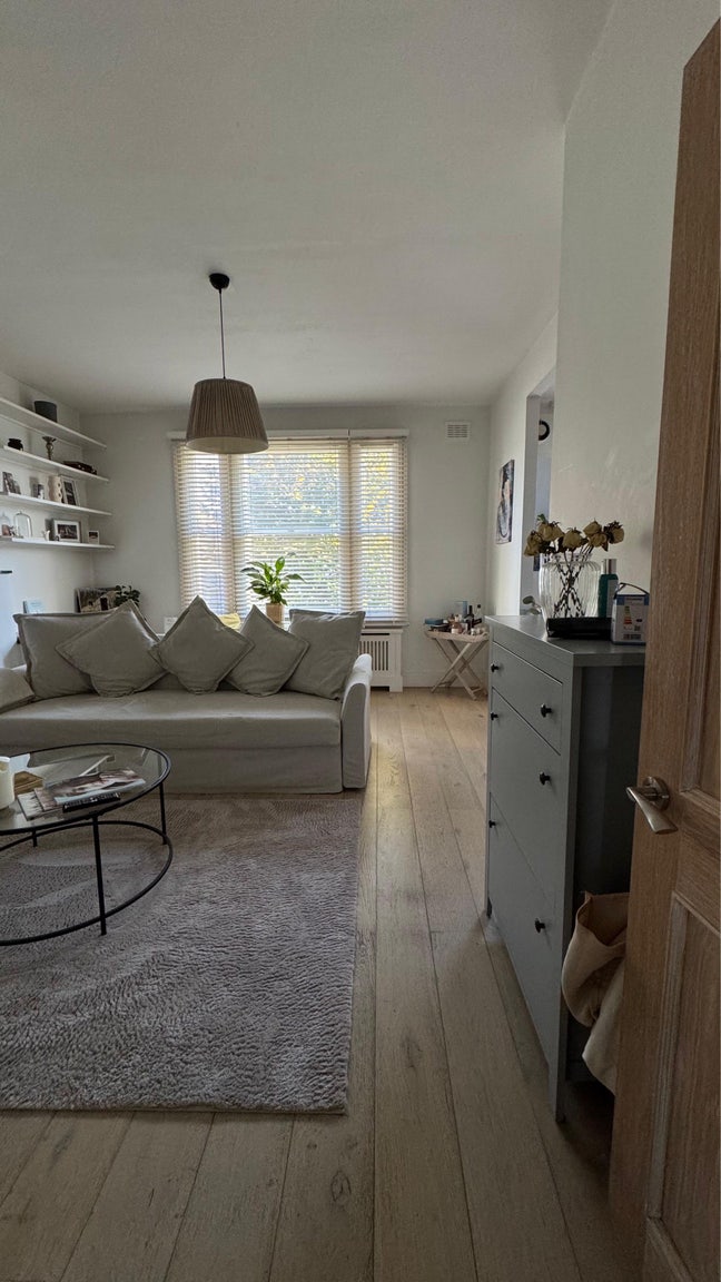 Cosy double bedroom for a professional Female  Main Photo