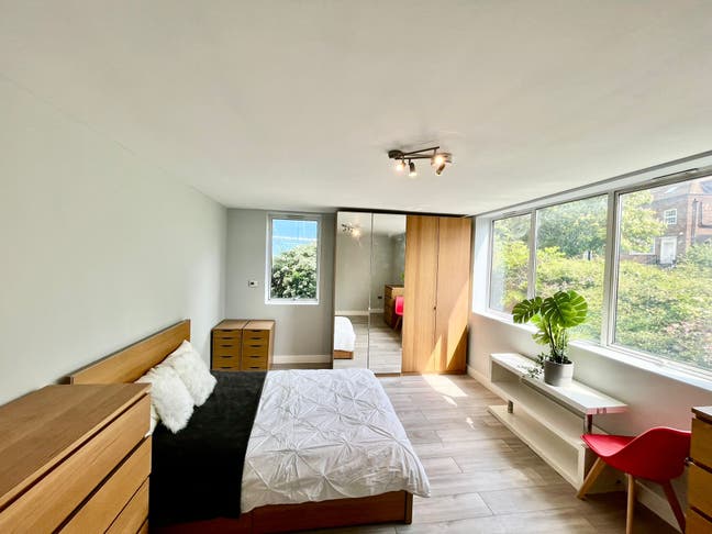 Modern XXL Room – Close to Camden Town Main Photo