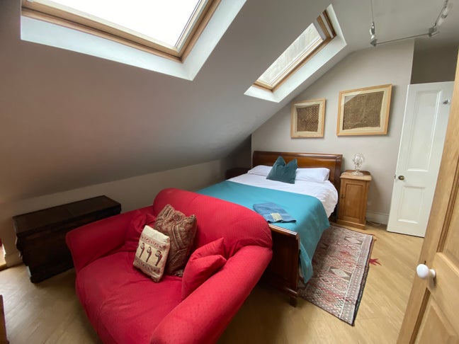 Large airy attic room with en-suite jacuzzi bath Main Photo