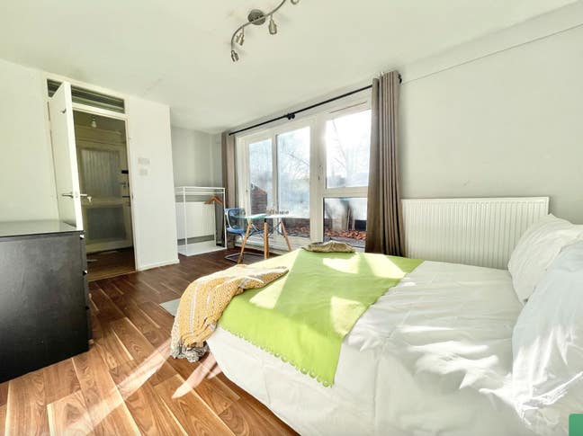 3 Lovely Rooms - Close to Tube - Shops Nearby! Main Photo