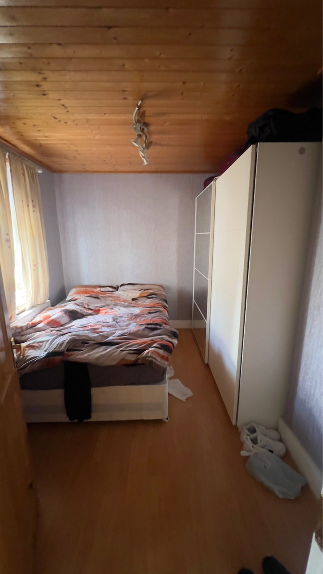 ROOM TO RENT Main Photo