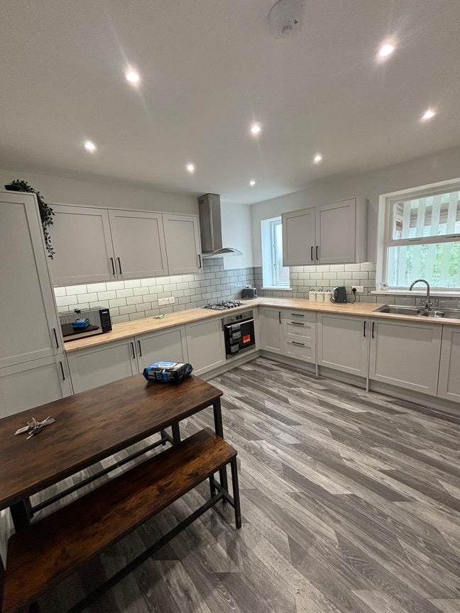 Fully refurbished house share Endike Lane Main Photo