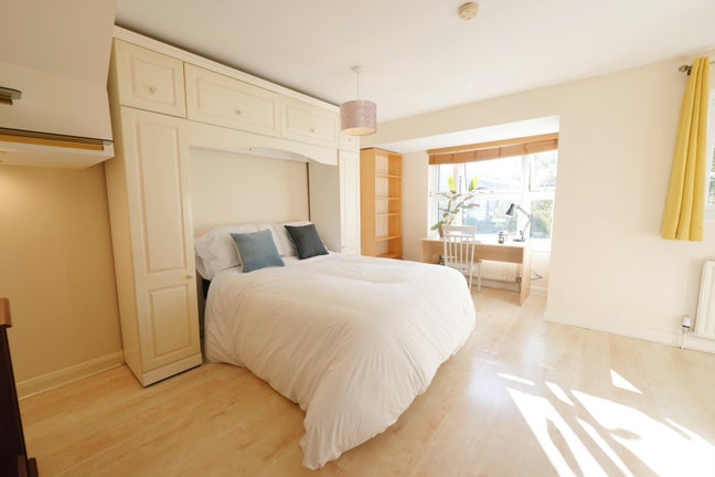 Bright Rooms in Refurbished House with Garden  Main Photo
