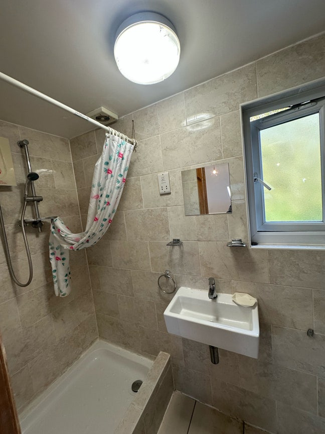 **Lge Loft Room with Ensuite. Bill inc. ** Main Photo