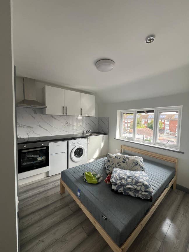 Studio flat in Beaconsfield HP9 2PD Main Photo