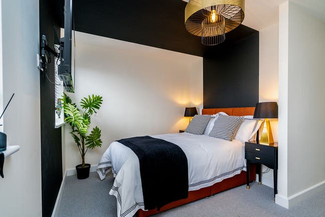 Recently Refurbished Top Floor Studio Main Photo