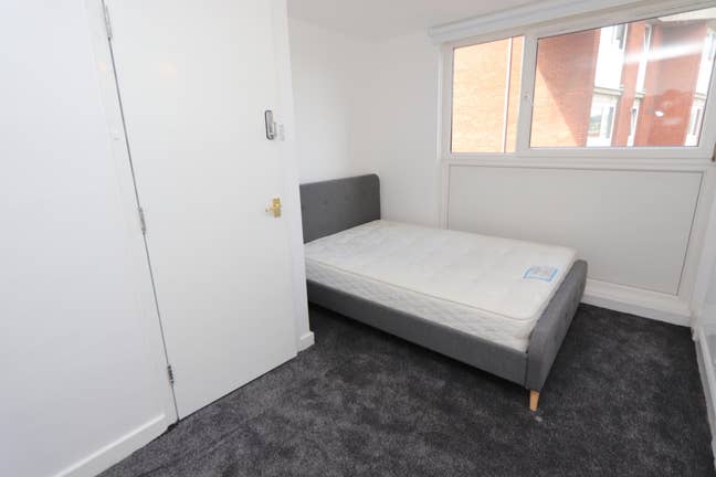 Easy Commute to Central London!!--Book Now!! Main Photo