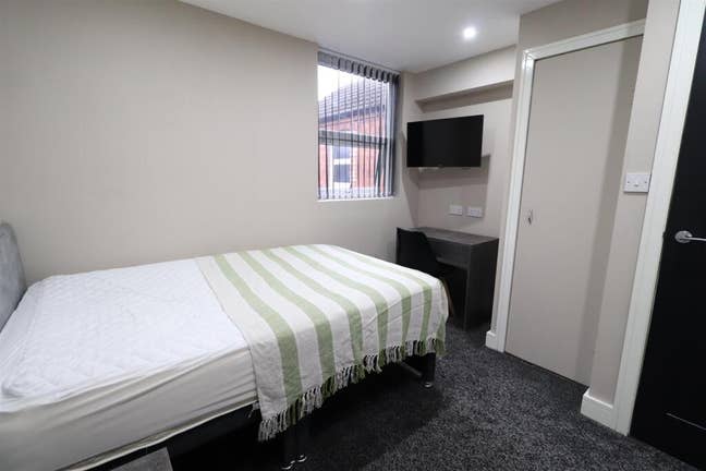 Ensuite King Richard Street Available mid Sept Main Photo