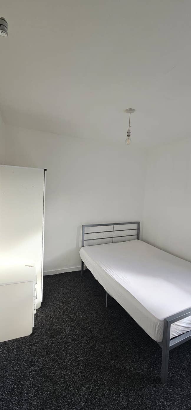 Large Double Room Available - All Bills included! Main Photo