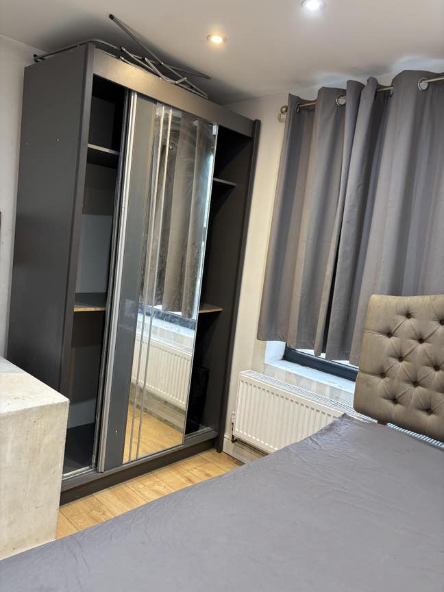 Room to share in 2 bed house Main Photo