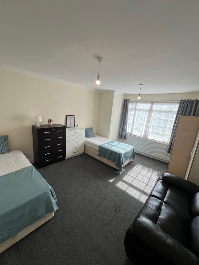 Huge Double  Room in Wembley Area-5 to Station  Main Photo