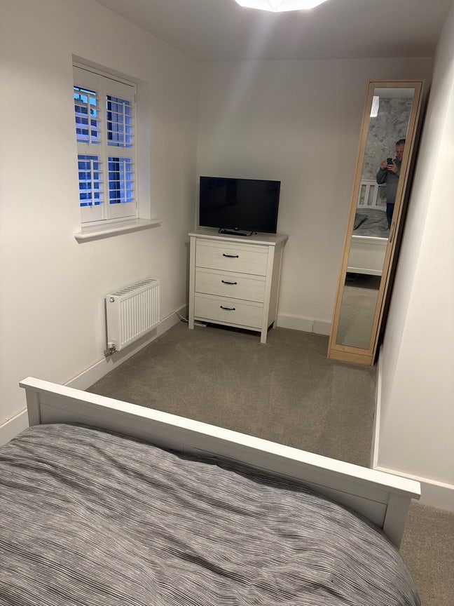 Large bedroom Main Photo