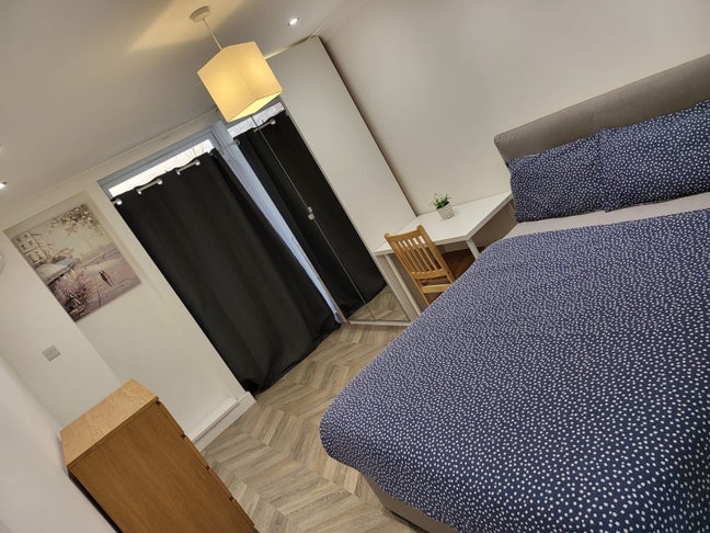 Nice Double Bedrooms in Quality House TW14 9Ee.  Main Photo