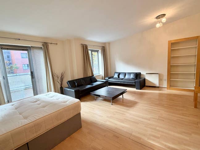 Extra-Large Double Room – Great Location! Main Photo