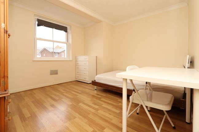 Last room in Canary Wharf E14 with living room Main Photo